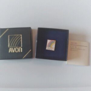🎈4 FOR $20  𝅺Avon Cosmetics Company Rainbow pin NIB